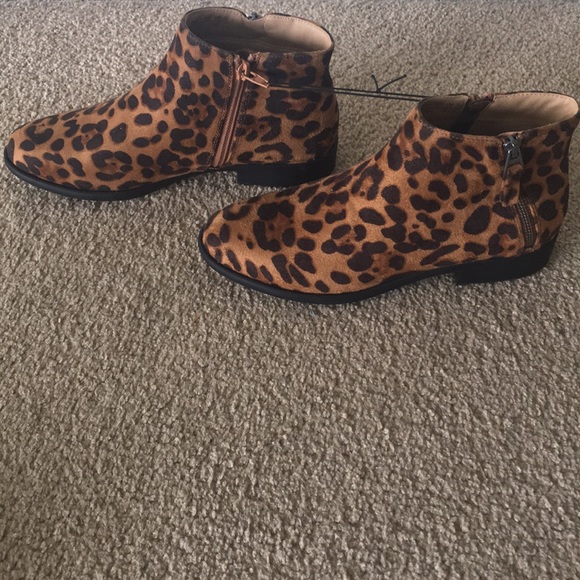 “Time and Tru” leaped print booties; size 7 1/2 - Picture 4 of 11